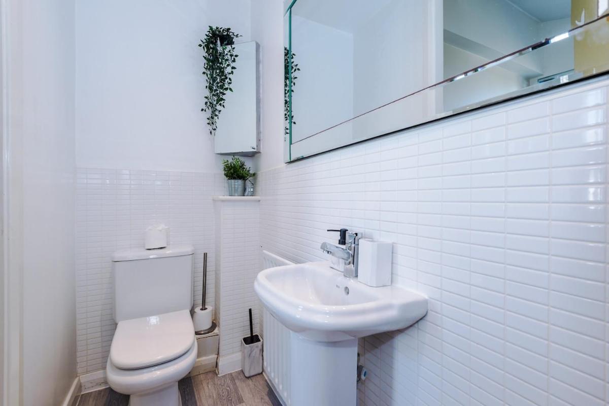 Holiday home Modern House - - Etihad Stadium - Coop Live Stadium - Sleeps 6 - Free Parking