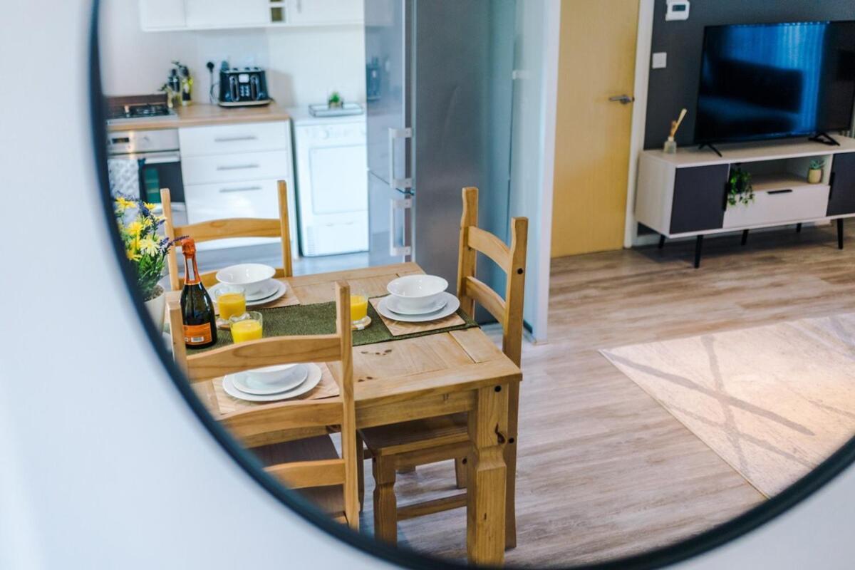 Modern House - - Etihad Stadium - Coop Live Stadium - Sleeps 6 - Free Parking Holiday home *