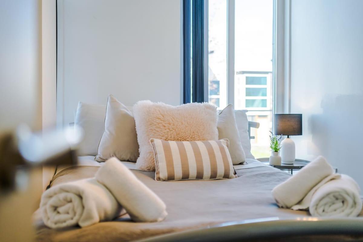 Modern House - - Etihad Stadium - Coop Live Stadium - Sleeps 6 - Free Parking Holiday home