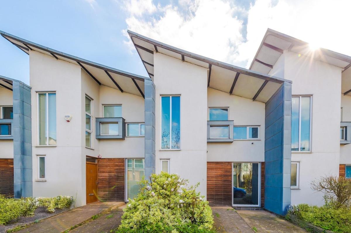 Modern House - - Etihad Stadium - Coop Live Stadium - Sleeps 6 - Free Parking