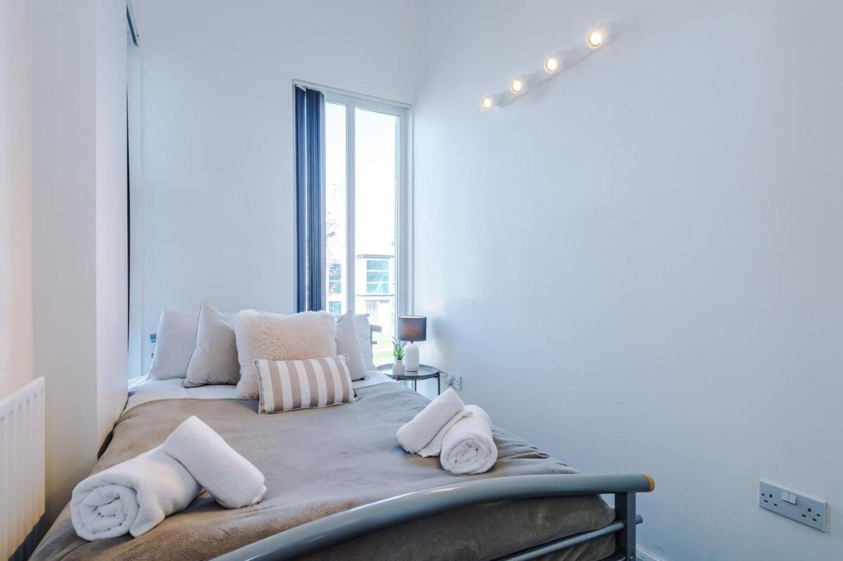 Modern House - - Etihad Stadium - Coop Live Stadium - Sleeps 6 - Free Parking Holiday home *