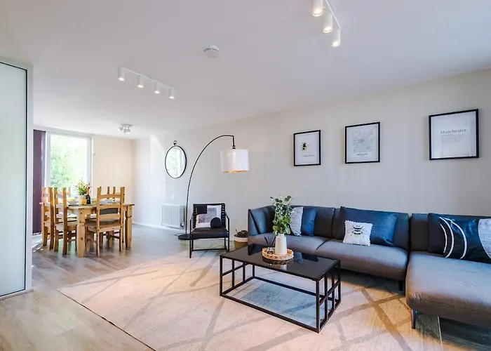 Modern City House - City Stay - Etihad Stadium - Coop Live Stadium - Sleeps 6 - Free Parking