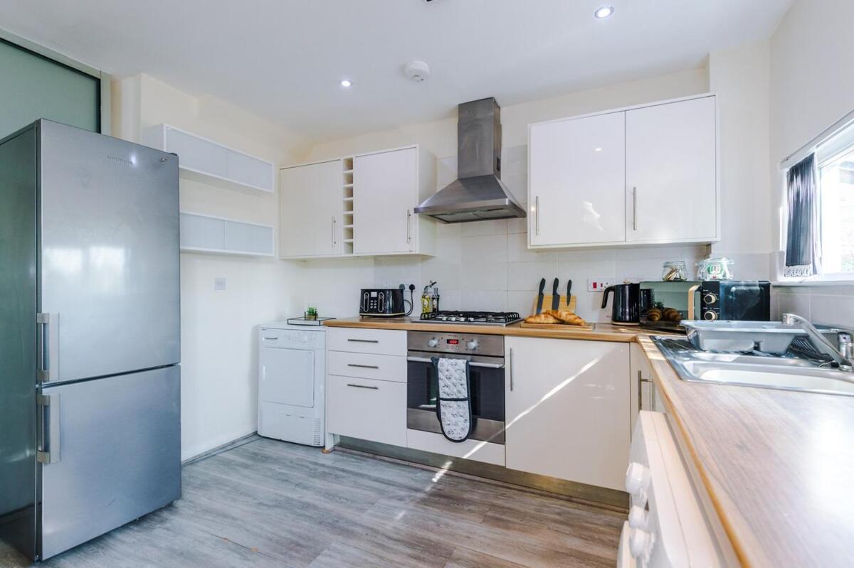Modern House - - Etihad Stadium - Coop Live Stadium - Sleeps 6 - Free Parking *