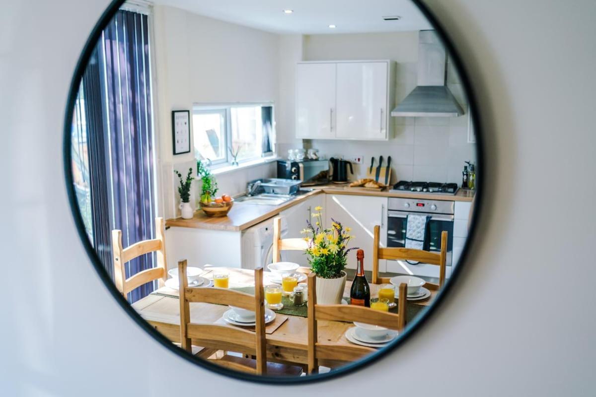 Modern House - - Etihad Stadium - Coop Live Stadium - Sleeps 6 - Free Parking Manchester