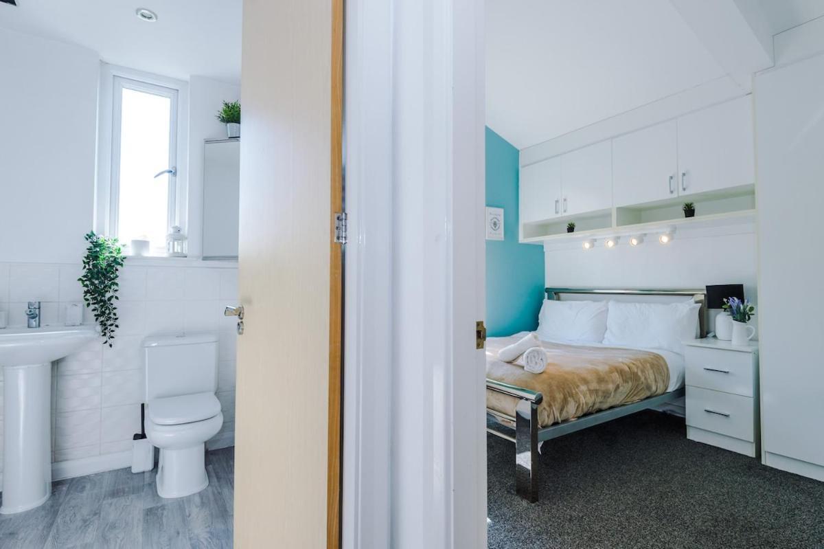 Modern House - - Etihad Stadium - Coop Live Stadium - Sleeps 6 - Free Parking *