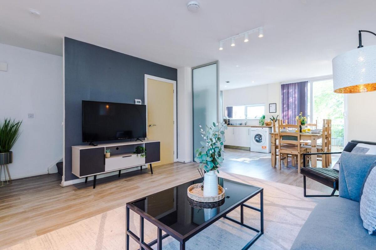 Modern House - - Etihad Stadium - Coop Live Stadium - Sleeps 6 - Free Parking Manchester