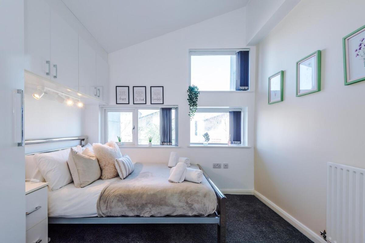 Modern House - - Etihad Stadium - Coop Live Stadium - Sleeps 6 - Free Parking Holiday home *