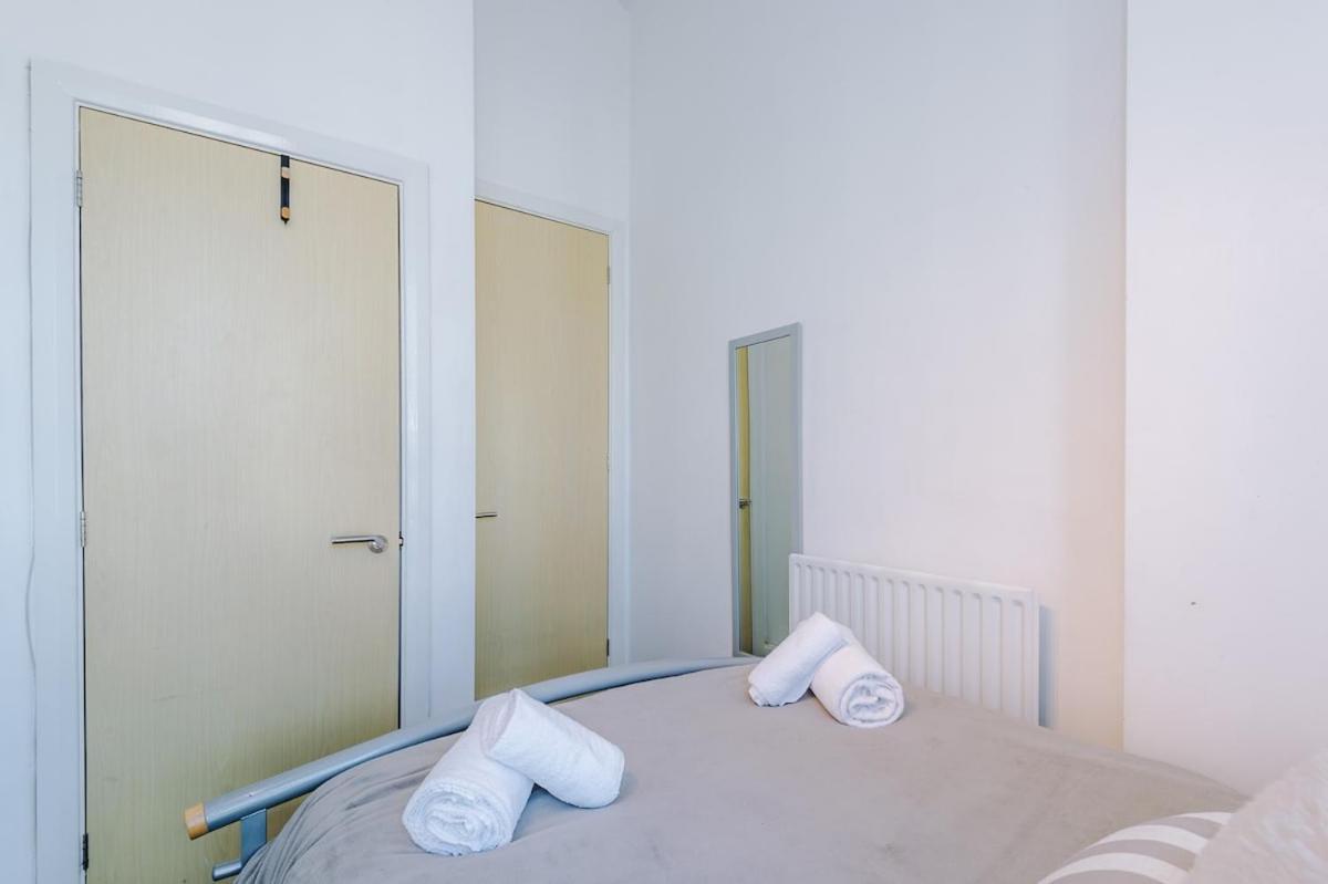 Holiday home Modern House - - Etihad Stadium - Coop Live Stadium - Sleeps 6 - Free Parking *