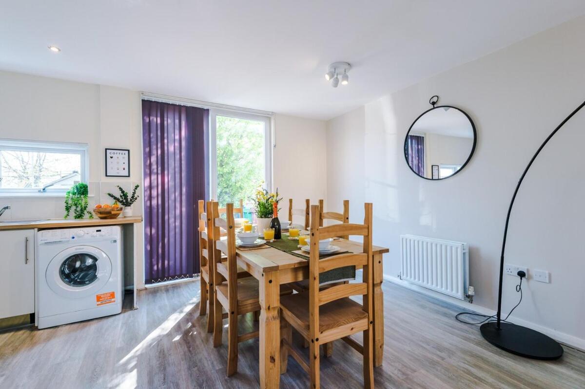 Holiday home Modern House - - Etihad Stadium - Coop Live Stadium - Sleeps 6 - Free Parking Manchester