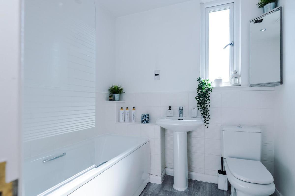 Modern House - - Etihad Stadium - Coop Live Stadium - Sleeps 6 - Free Parking Manchester