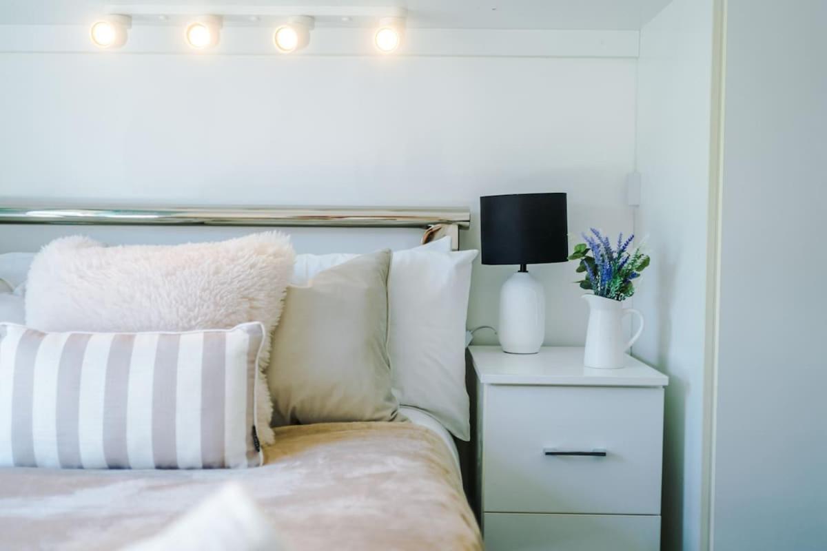 Modern House - - Etihad Stadium - Coop Live Stadium - Sleeps 6 - Free Parking Holiday home