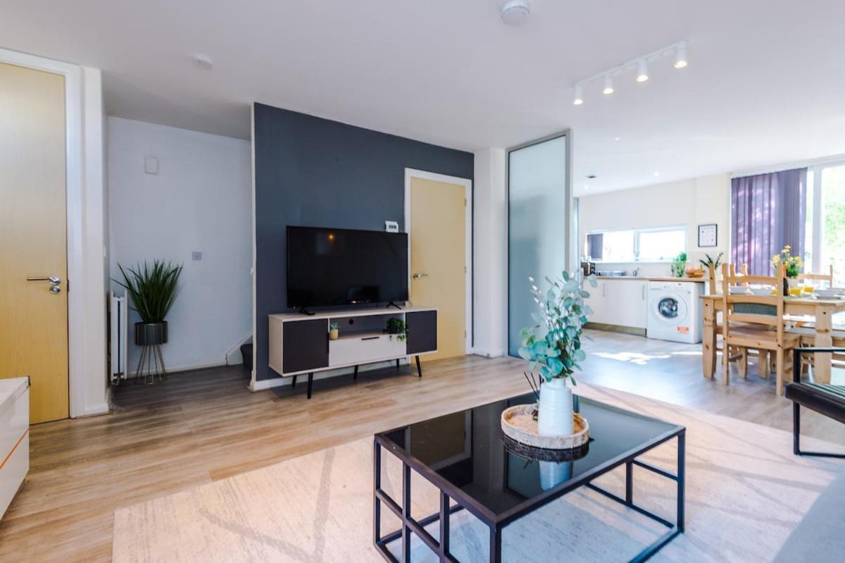 Holiday home Modern House - - Etihad Stadium - Coop Live Stadium - Sleeps 6 - Free Parking *