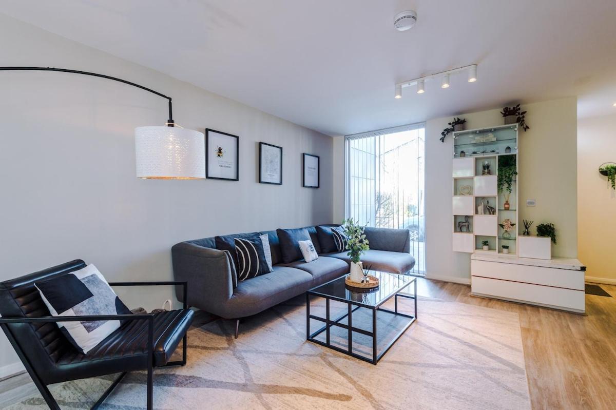 Modern House - - Etihad Stadium - Coop Live Stadium - Sleeps 6 - Free Parking Holiday home Manchester