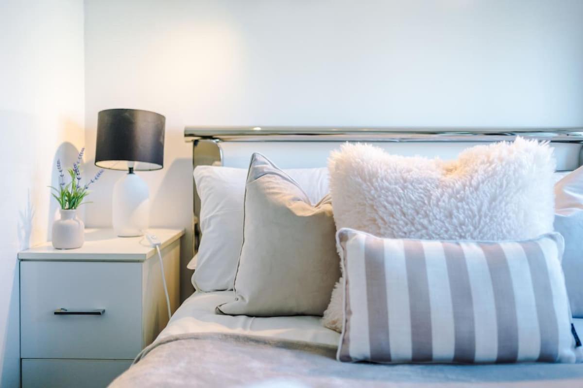 Modern House - - Etihad Stadium - Coop Live Stadium - Sleeps 6 - Free Parking