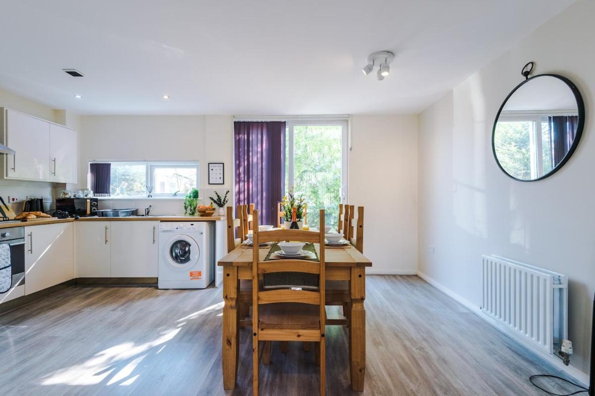 Modern House - - Etihad Stadium - Coop Live Stadium - Sleeps 6 - Free Parking Holiday home *