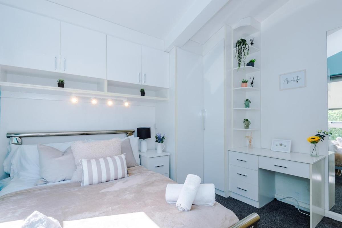 Holiday home Modern House - - Etihad Stadium - Coop Live Stadium - Sleeps 6 - Free Parking