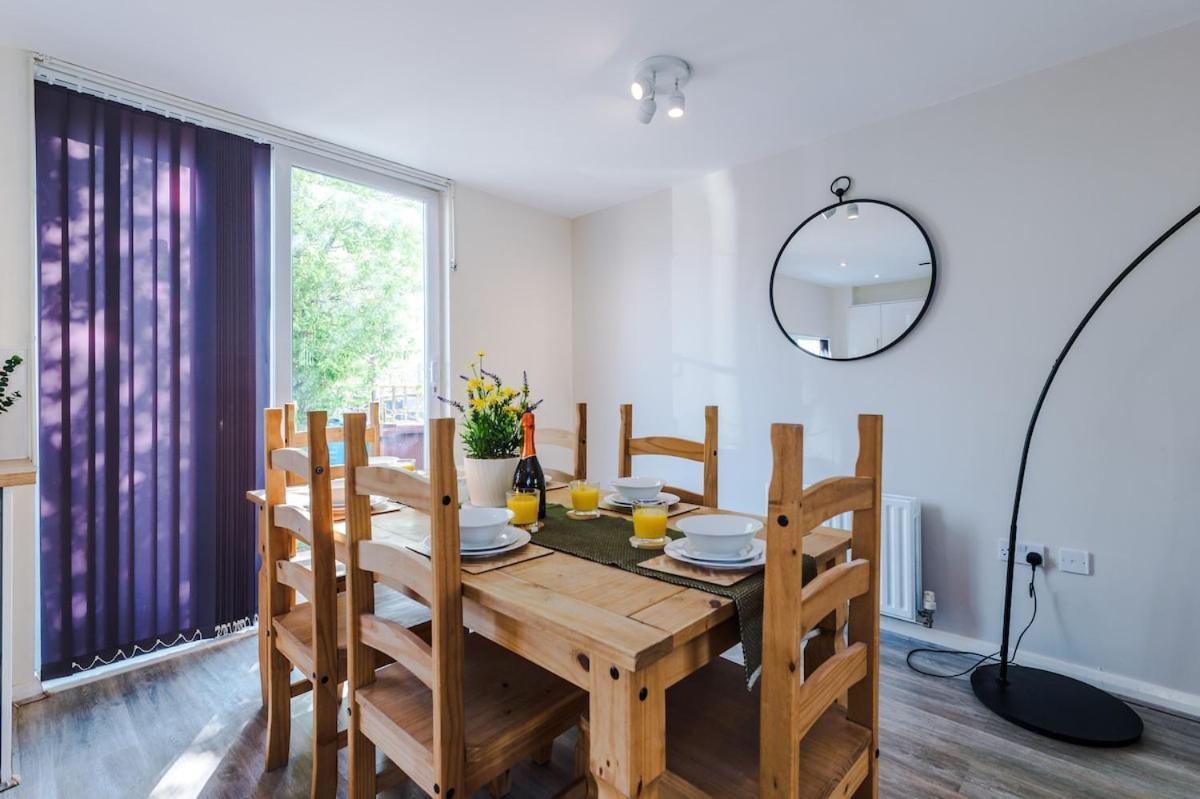 Holiday home Modern House - - Etihad Stadium - Coop Live Stadium - Sleeps 6 - Free Parking Manchester