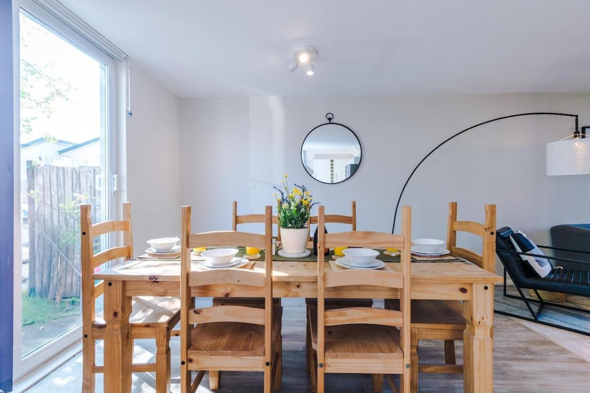 Modern House - - Etihad Stadium - Coop Live Stadium - Sleeps 6 - Free Parking *