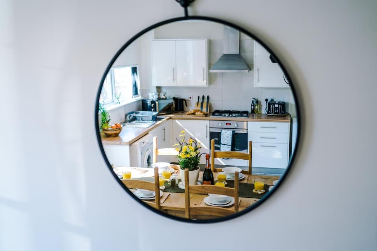 Holiday home Modern House - - Etihad Stadium - Coop Live Stadium - Sleeps 6 - Free Parking *
