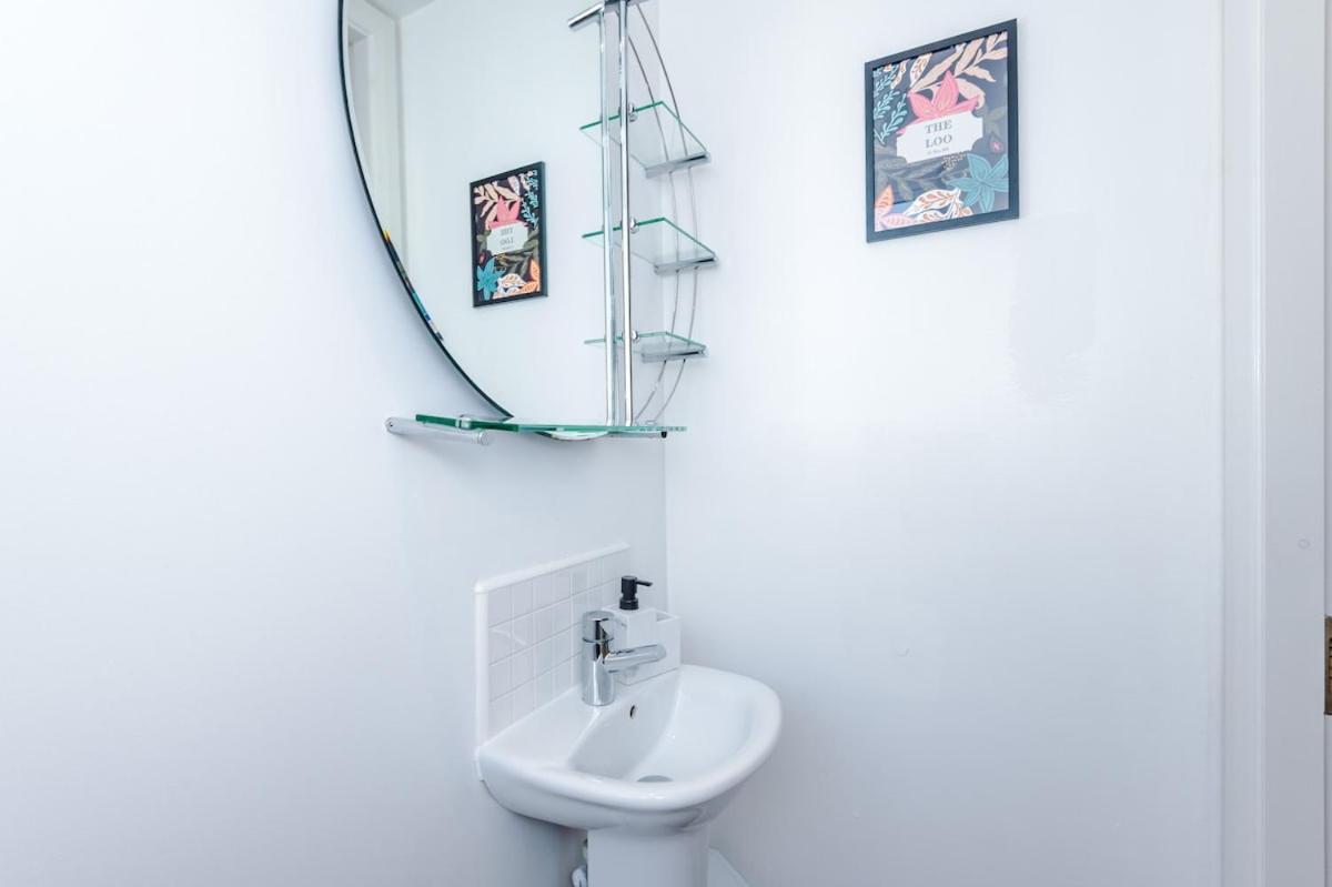 Modern House - - Etihad Stadium - Coop Live Stadium - Sleeps 6 - Free Parking Holiday home Manchester