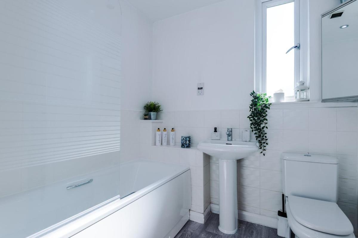Modern House - - Etihad Stadium - Coop Live Stadium - Sleeps 6 - Free Parking Manchester