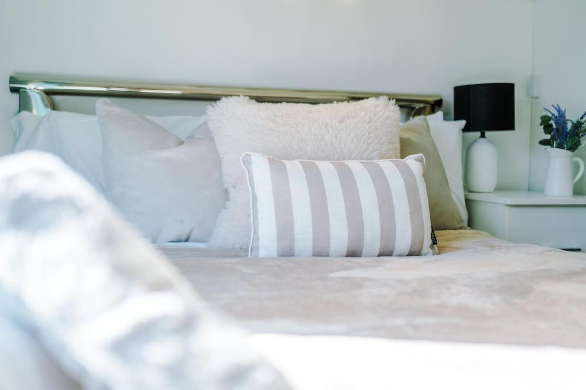 Modern House - - Etihad Stadium - Coop Live Stadium - Sleeps 6 - Free Parking