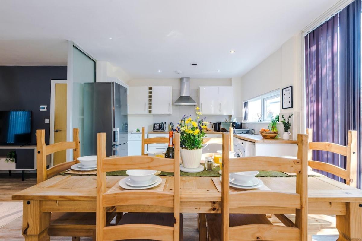Modern House - - Etihad Stadium - Coop Live Stadium - Sleeps 6 - Free Parking