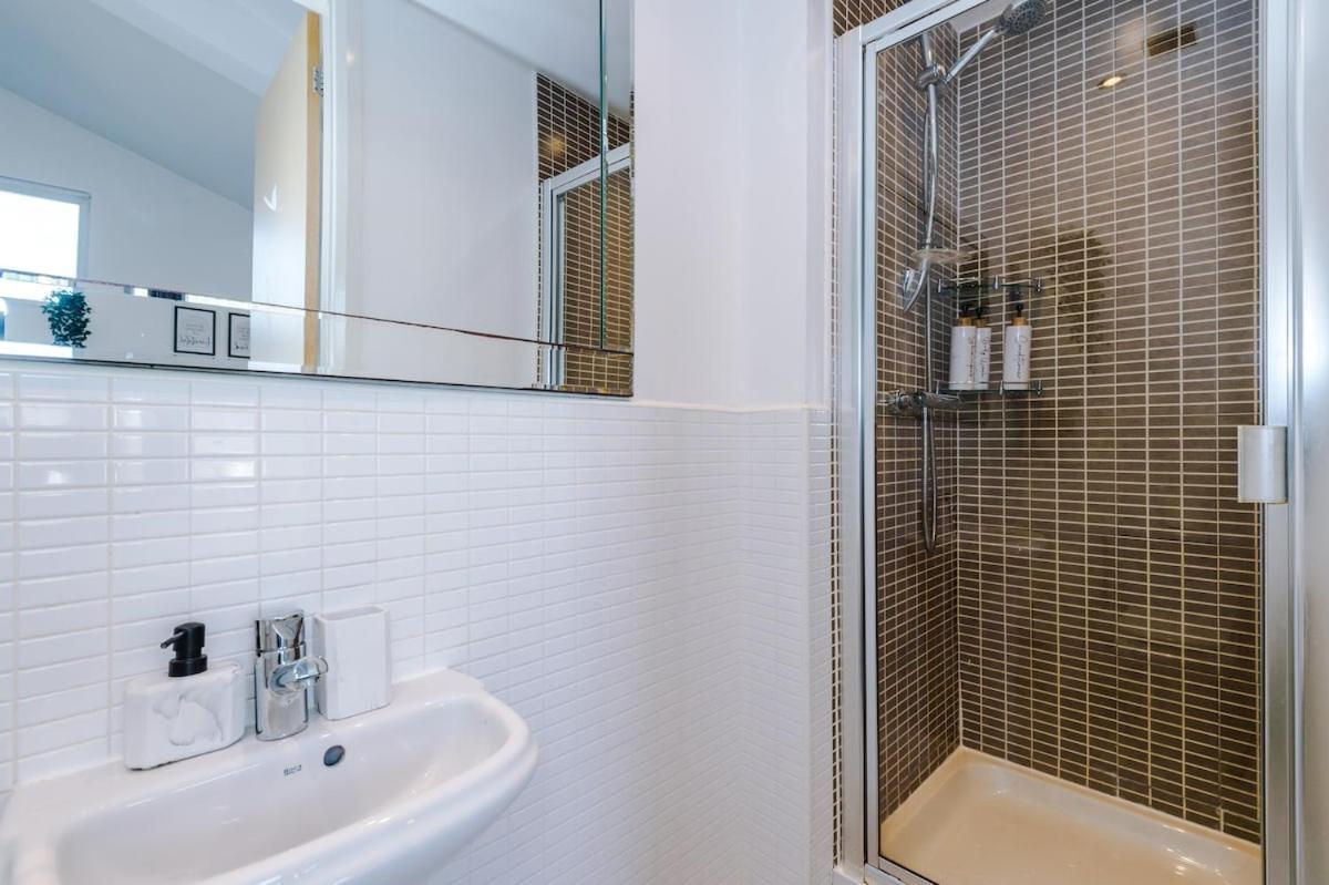 Holiday home Modern House - - Etihad Stadium - Coop Live Stadium - Sleeps 6 - Free Parking Manchester