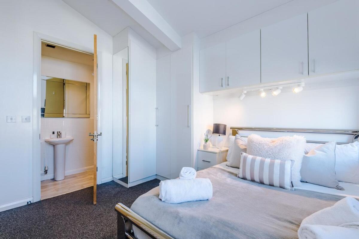 Holiday home Modern House - - Etihad Stadium - Coop Live Stadium - Sleeps 6 - Free Parking