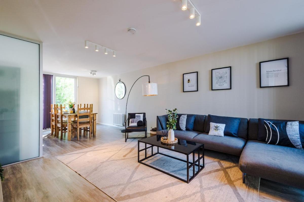 Modern House - - Etihad Stadium - Coop Live Stadium - Sleeps 6 - Free Parking Holiday home *