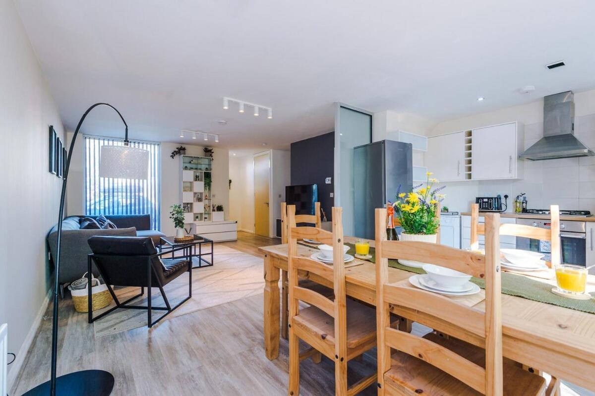 Modern House - - Etihad Stadium - Coop Live Stadium - Sleeps 6 - Free Parking Manchester