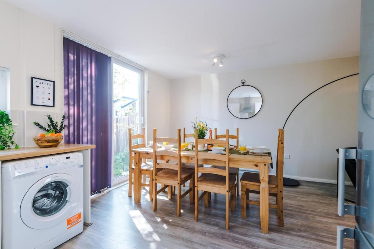 Modern House - - Etihad Stadium - Coop Live Stadium - Sleeps 6 - Free Parking Holiday home