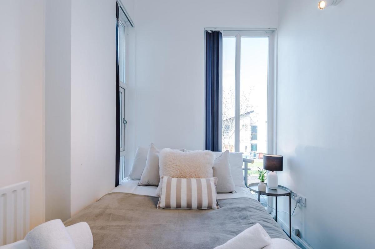 Modern House - - Etihad Stadium - Coop Live Stadium - Sleeps 6 - Free Parking Holiday home *