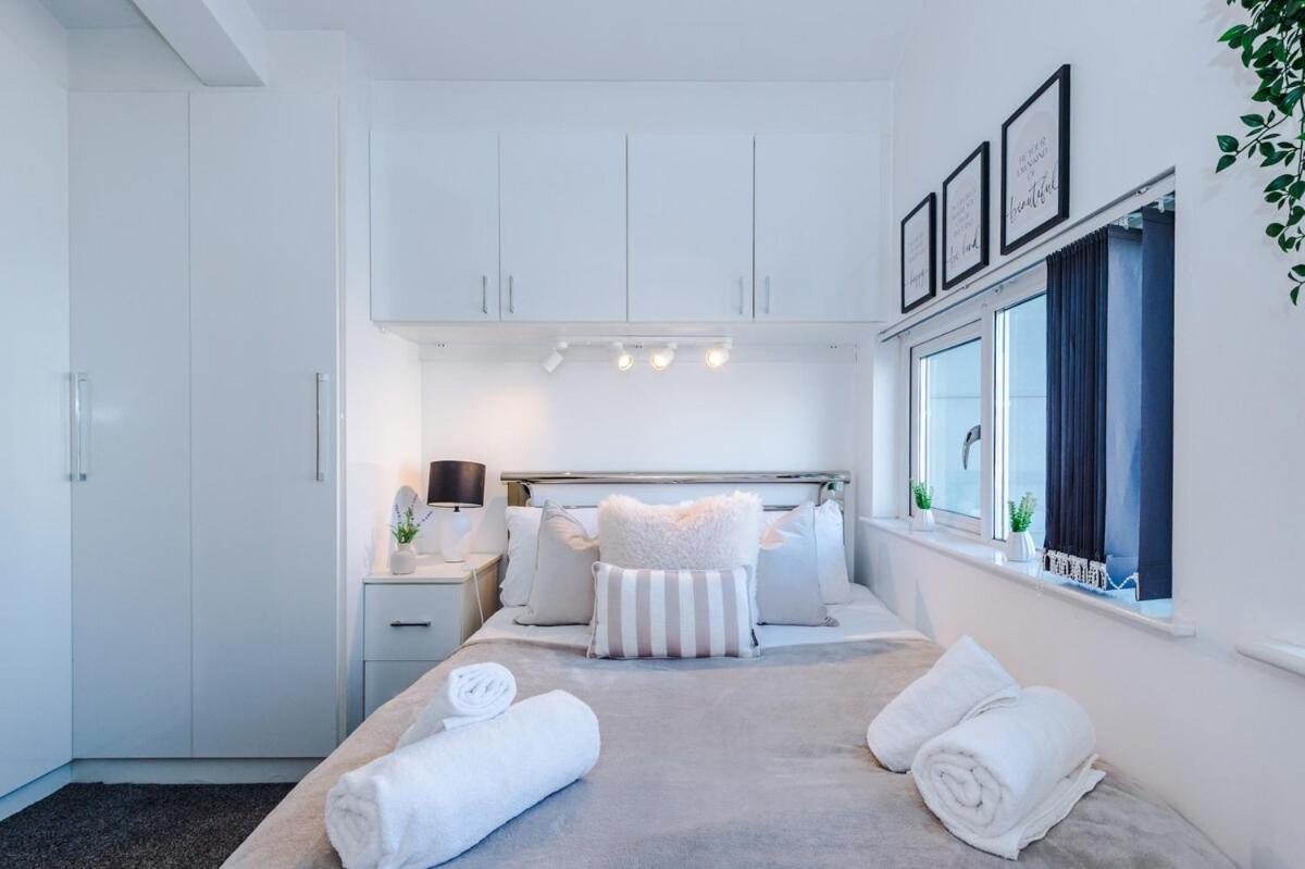 Holiday home Modern House - - Etihad Stadium - Coop Live Stadium - Sleeps 6 - Free Parking *