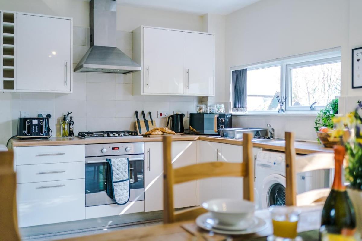 Modern House - - Etihad Stadium - Coop Live Stadium - Sleeps 6 - Free Parking *