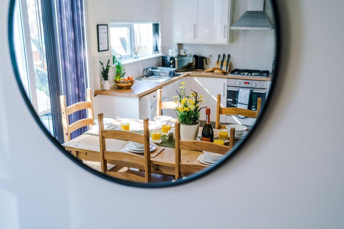 Modern House - - Etihad Stadium - Coop Live Stadium - Sleeps 6 - Free Parking * Manchester