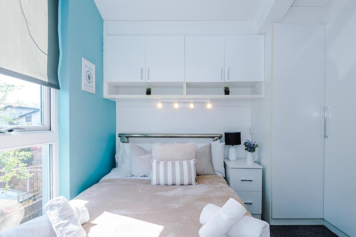 Modern House - - Etihad Stadium - Coop Live Stadium - Sleeps 6 - Free Parking