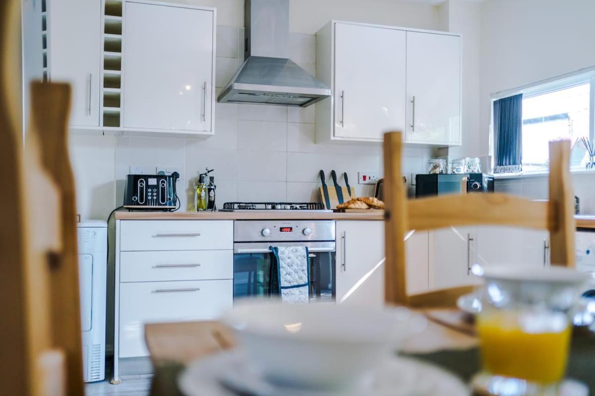 Modern House - - Etihad Stadium - Coop Live Stadium - Sleeps 6 - Free Parking Holiday home Manchester