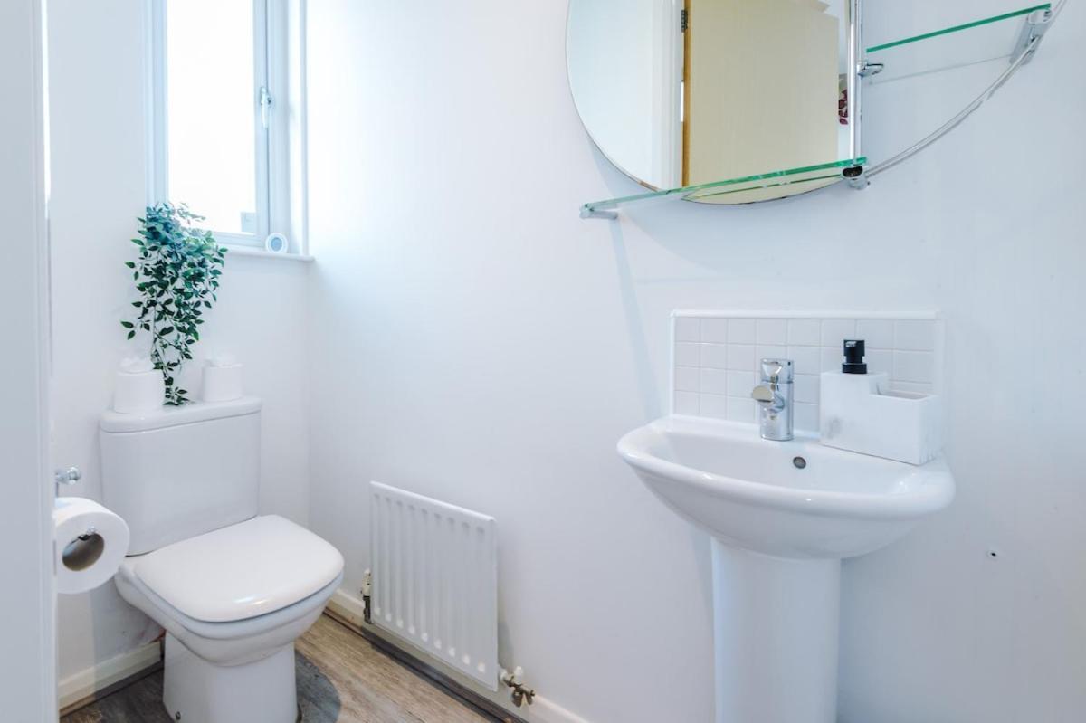 Modern House - - Etihad Stadium - Coop Live Stadium - Sleeps 6 - Free Parking *