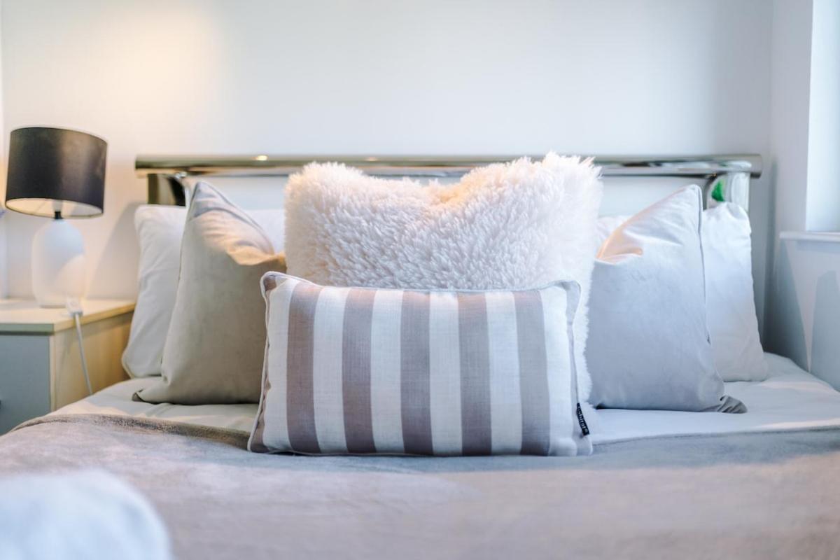 Modern House - - Etihad Stadium - Coop Live Stadium - Sleeps 6 - Free Parking