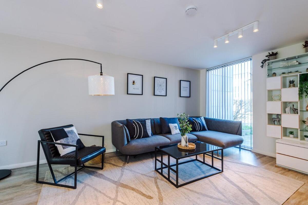 Holiday home Modern House - - Etihad Stadium - Coop Live Stadium - Sleeps 6 - Free Parking *