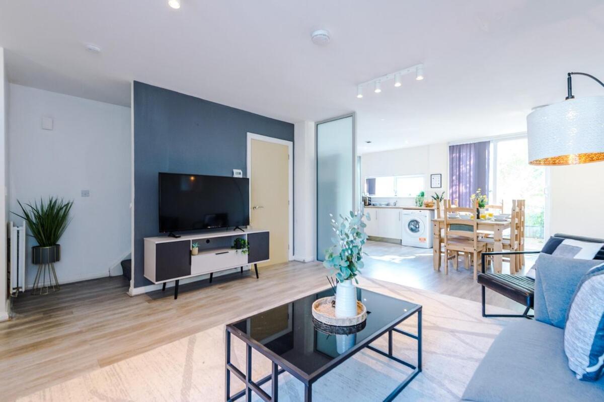 Modern House - - Etihad Stadium - Coop Live Stadium - Sleeps 6 - Free Parking Holiday home