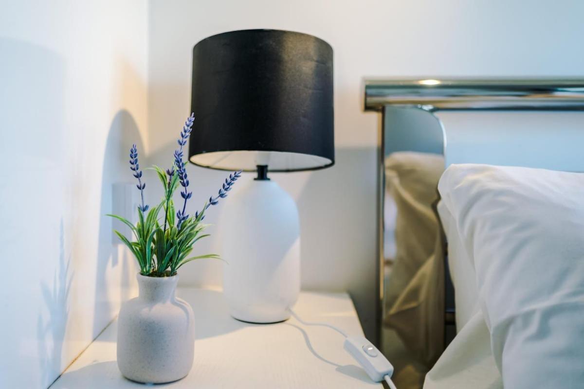 Modern House - - Etihad Stadium - Coop Live Stadium - Sleeps 6 - Free Parking Holiday home *