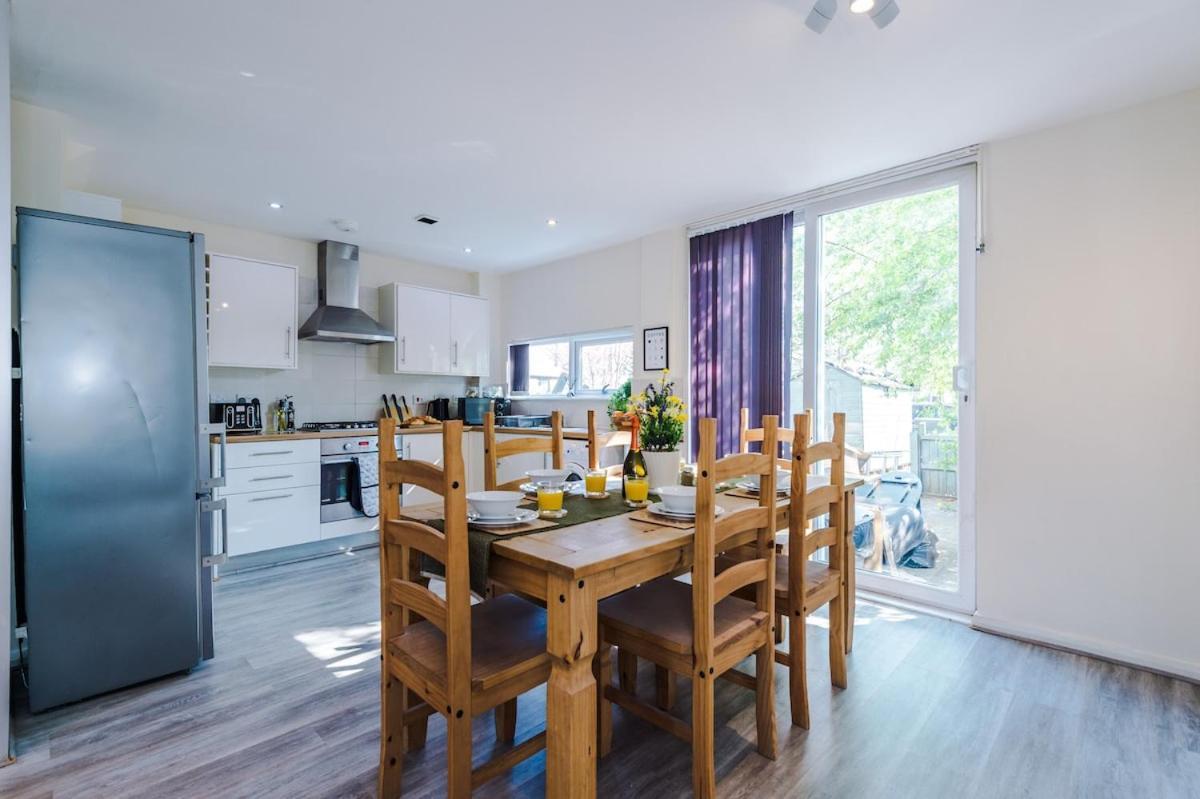 Modern House - - Etihad Stadium - Coop Live Stadium - Sleeps 6 - Free Parking Manchester