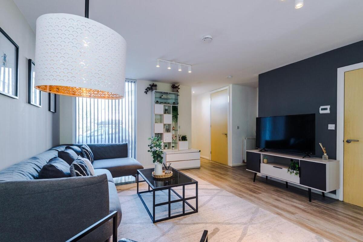 Modern House - - Etihad Stadium - Coop Live Stadium - Sleeps 6 - Free Parking Holiday home *