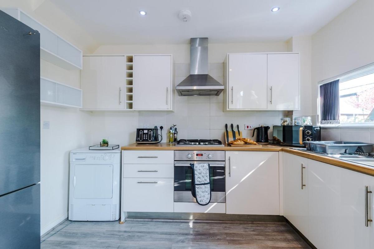Holiday home Modern House - - Etihad Stadium - Coop Live Stadium - Sleeps 6 - Free Parking *