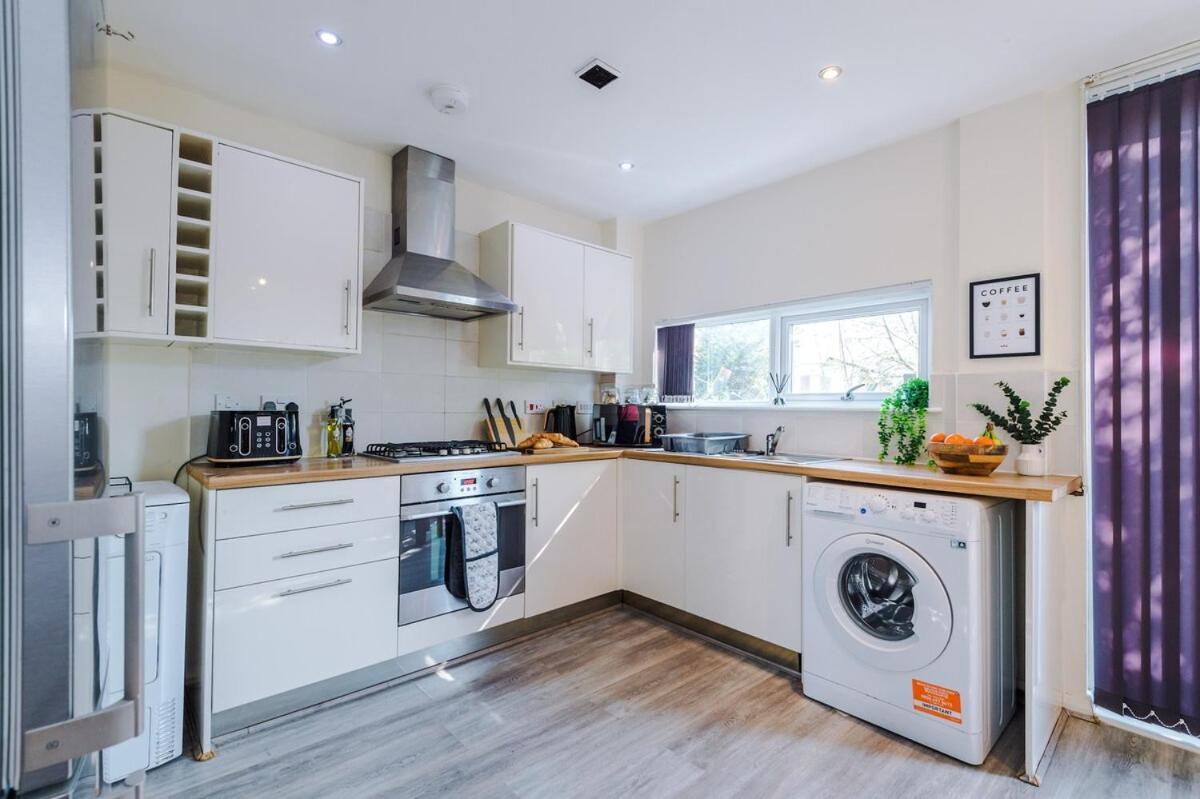 Modern House - - Etihad Stadium - Coop Live Stadium - Sleeps 6 - Free Parking