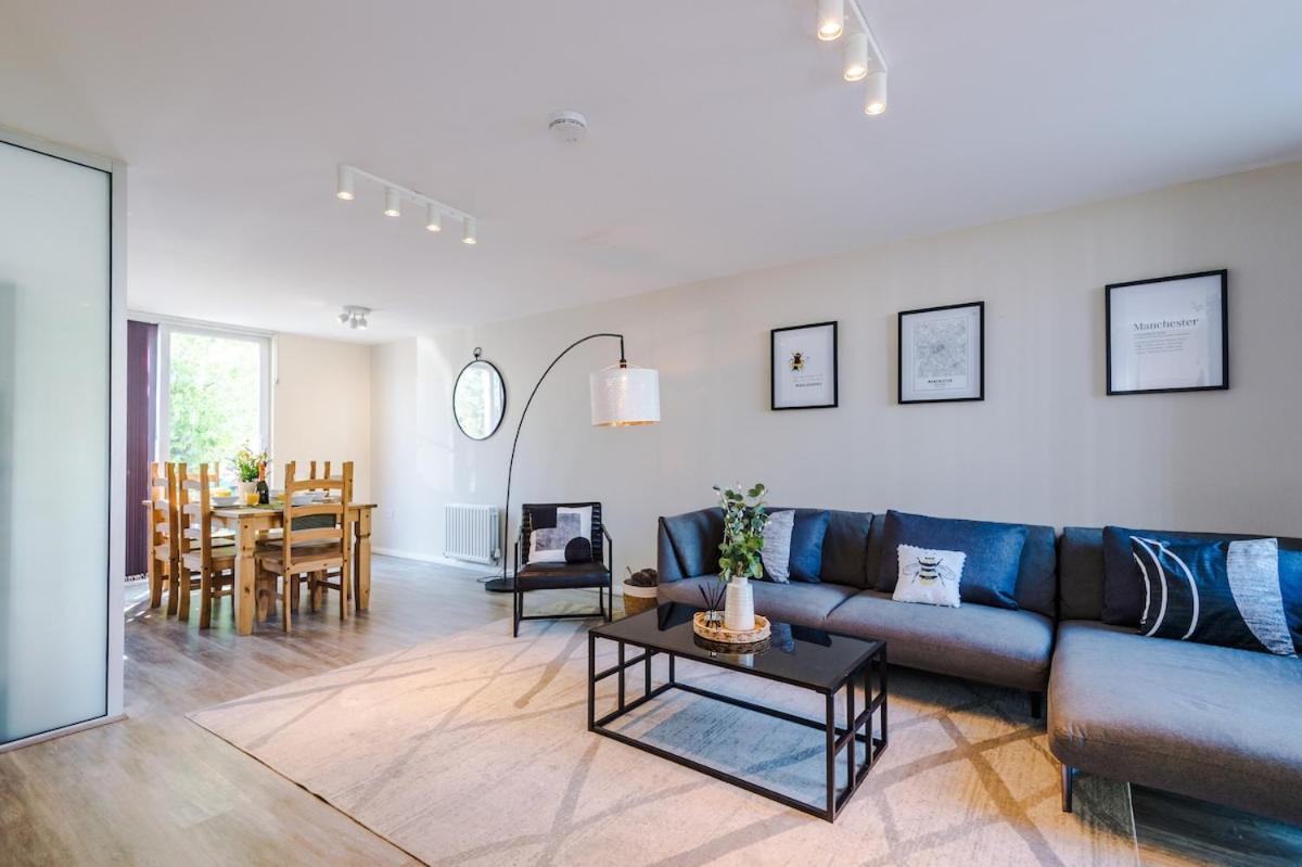 Modern House - - Etihad Stadium - Coop Live Stadium - Sleeps 6 - Free Parking Holiday home
